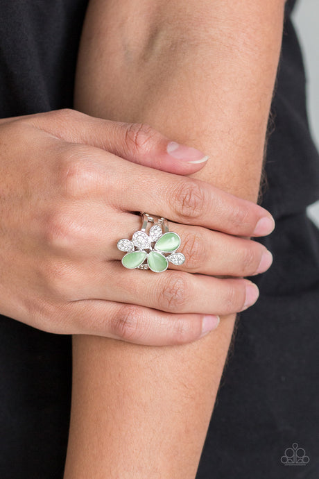 Paparazzi ~ Diamond Daises ~ Green Ring with Stretchy Band