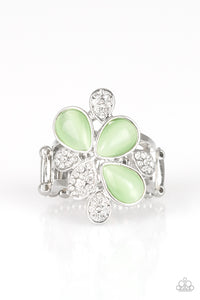 Paparazzi ~ Diamond Daises ~ Green Ring with Stretchy Band