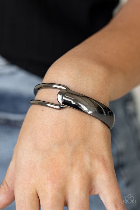 Paparazzi ~ Couture-Clutcher ~ Black/Gunmetal Bracelet