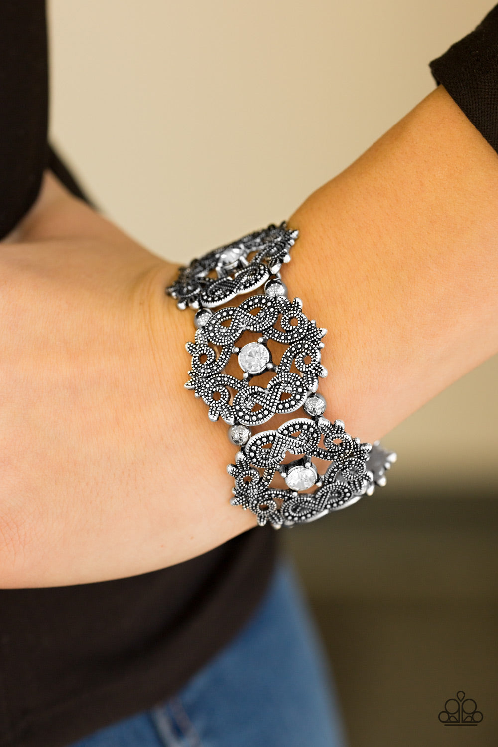 Paparazzi ~ EMPRESS-ive Shimmer ~ White Bracelet