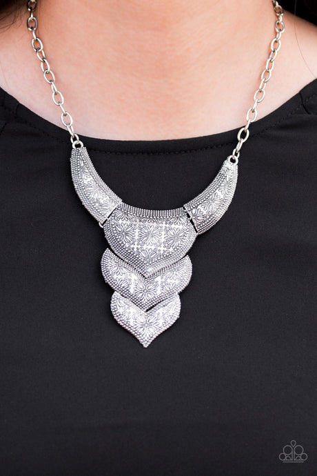 Paparazzi ~ Texas Temptress ~ Silver Necklace Set